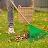 Escoba Rastrillo Verde con Cabo FJ-1011 (22 Dts - 55 cm)